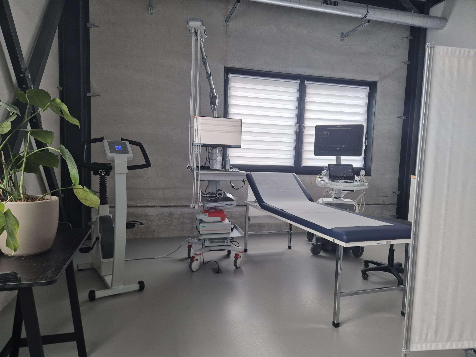 Behandlungszimmer mit modernen Geräten