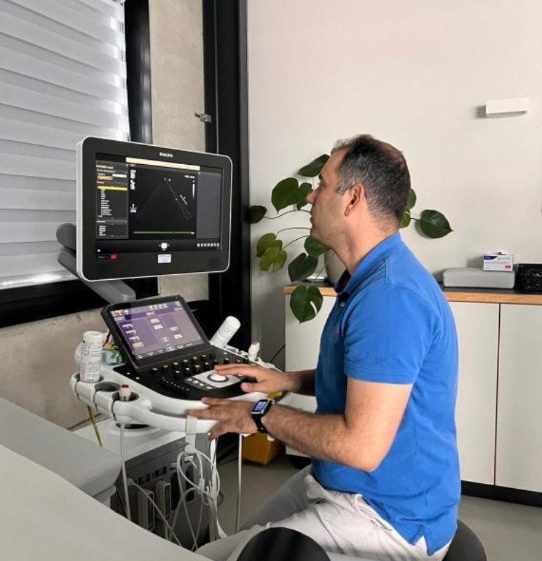 Dr. Hassan Alhallak, Kardiologe in Wiltz, mit anatomischer Darstellung eines Herzens