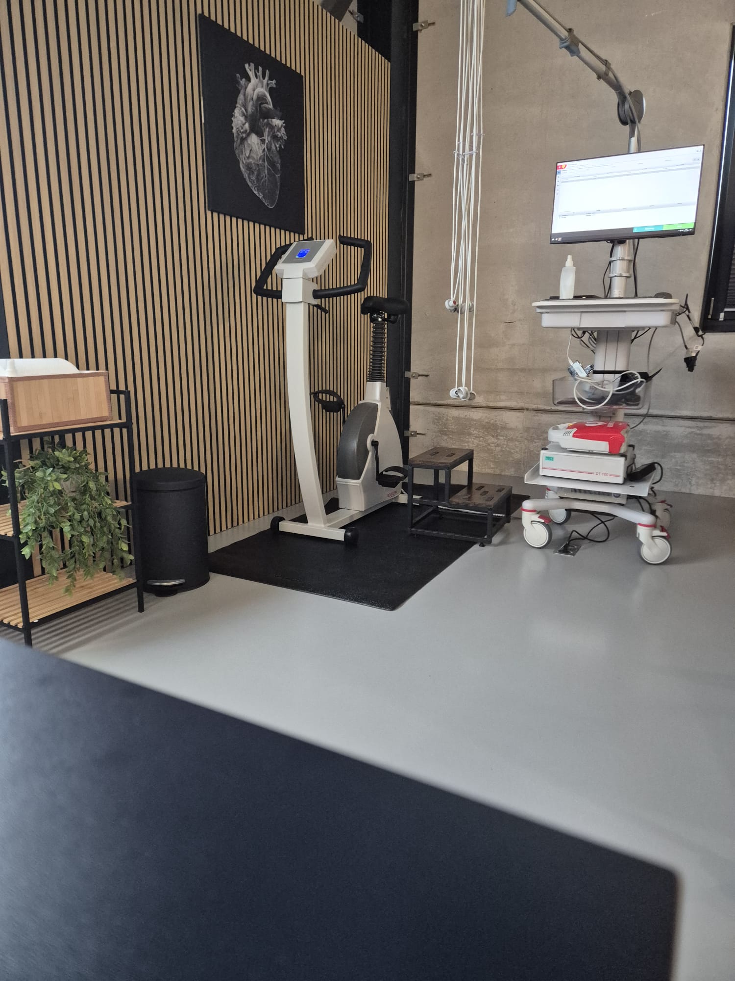 Examination room with ergometer and ECG